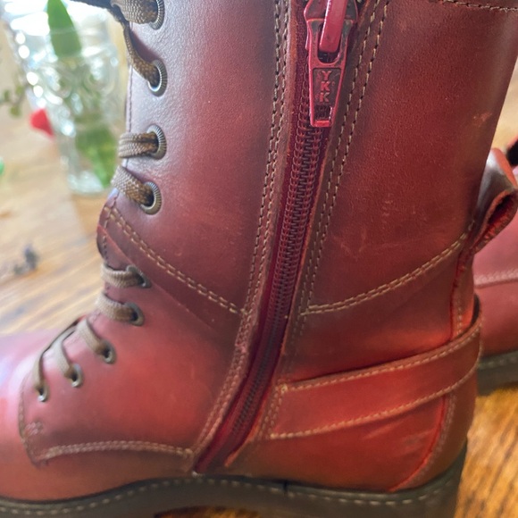 Taos Footwear Red Lace-Up Crave Boots 🥾 - Picture 8 of 14